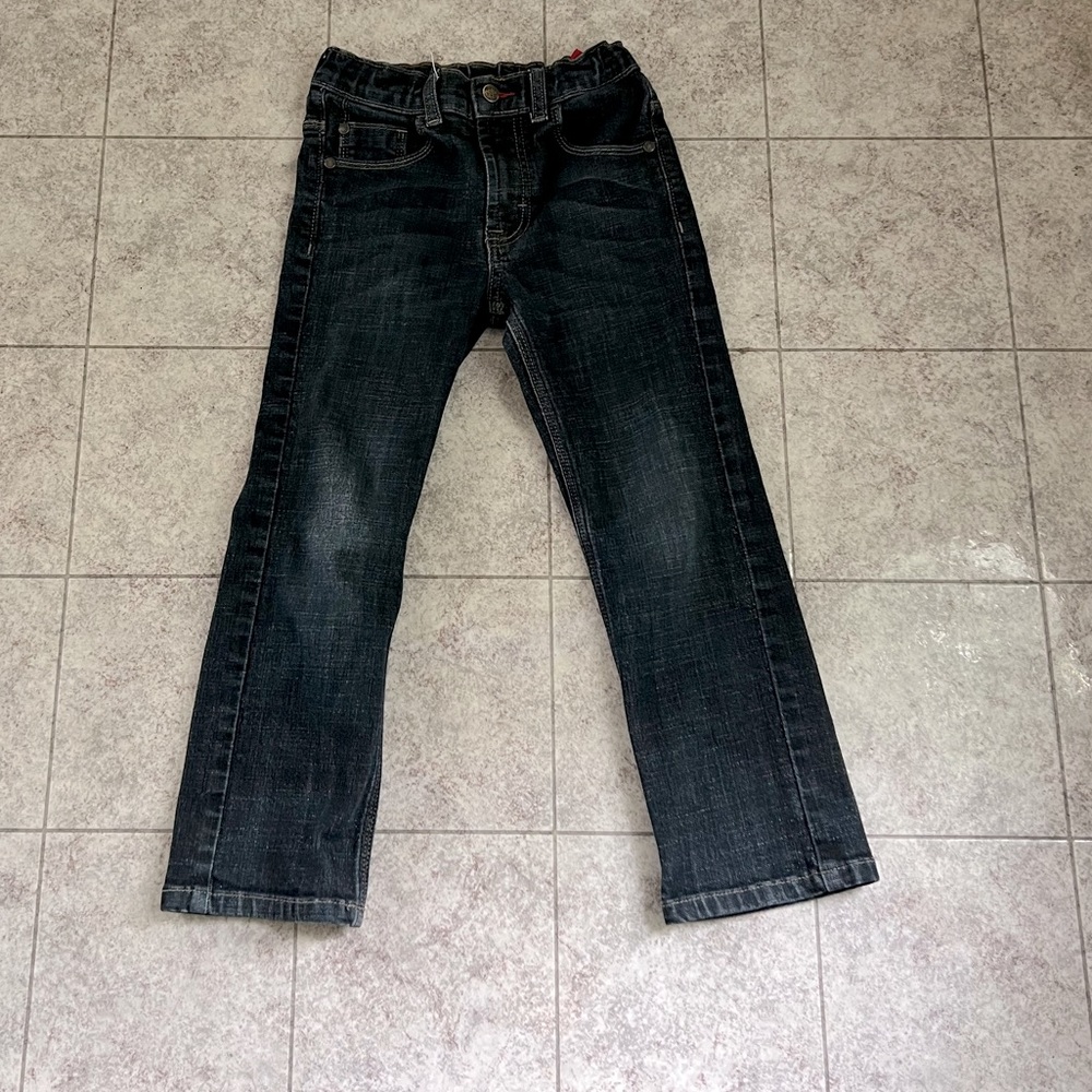 Boys size 6 regular wrangler jeans new condition.